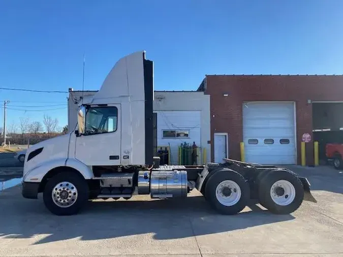 2021 Volvo VNR64T300