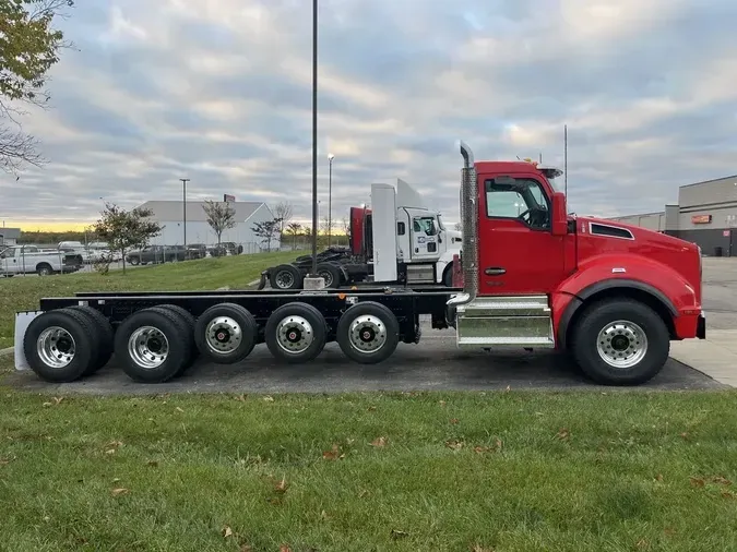 2025 Kenworth T880