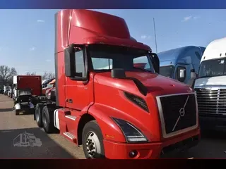 2020 VOLVO VNR64T300