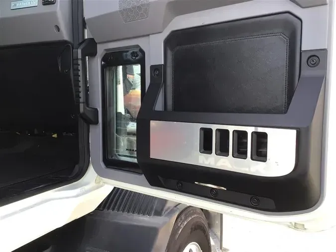 2021 MACK AN64T