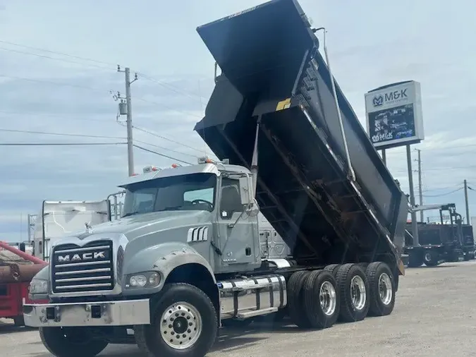 2017 MACK GU713