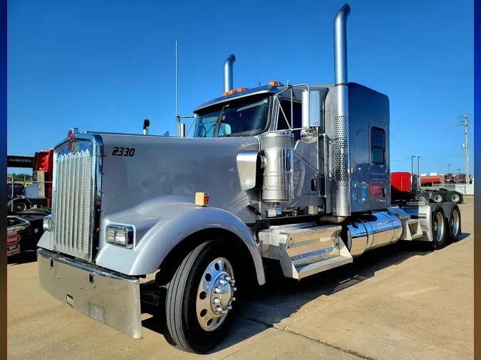 2023 Kenworth W900L