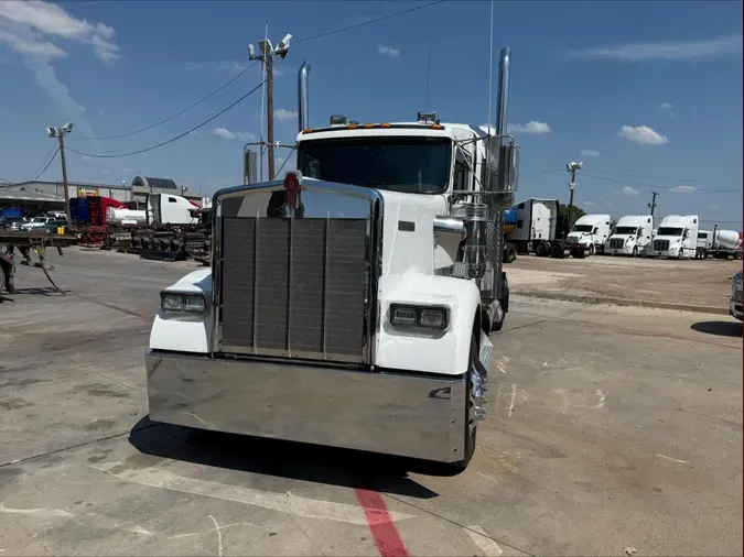 2023 Kenworth W900