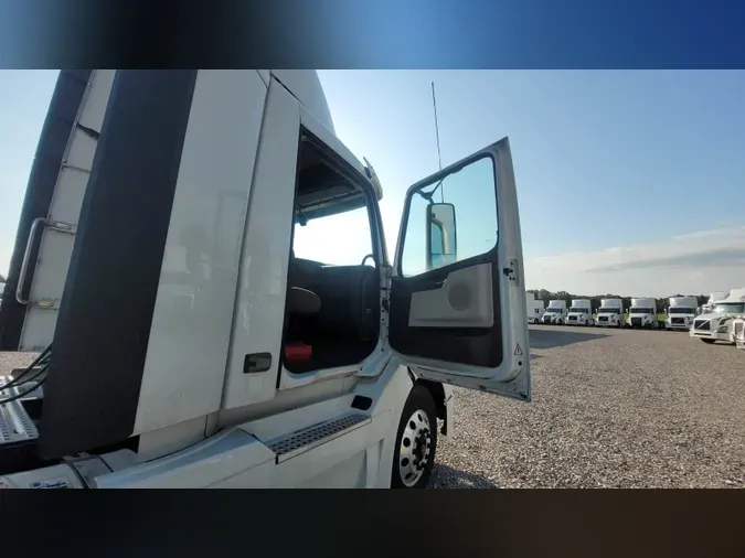 2018 Volvo VNL300