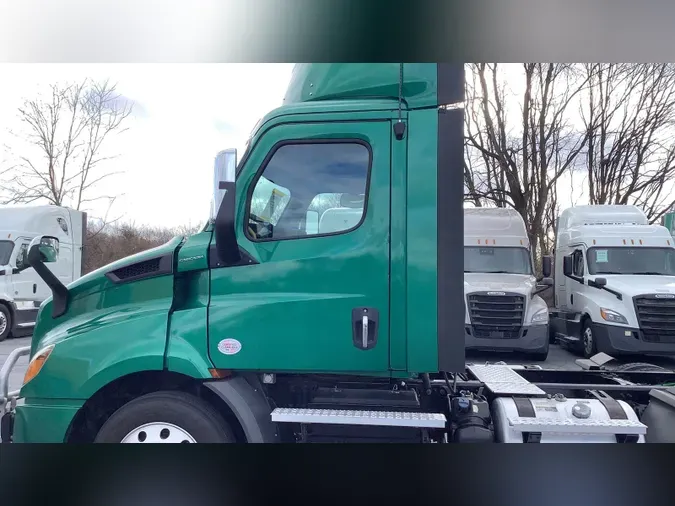 2020 Freightliner Cascadia 126