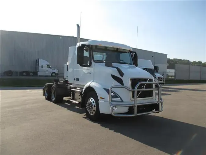 2022 VOLVO VNR300