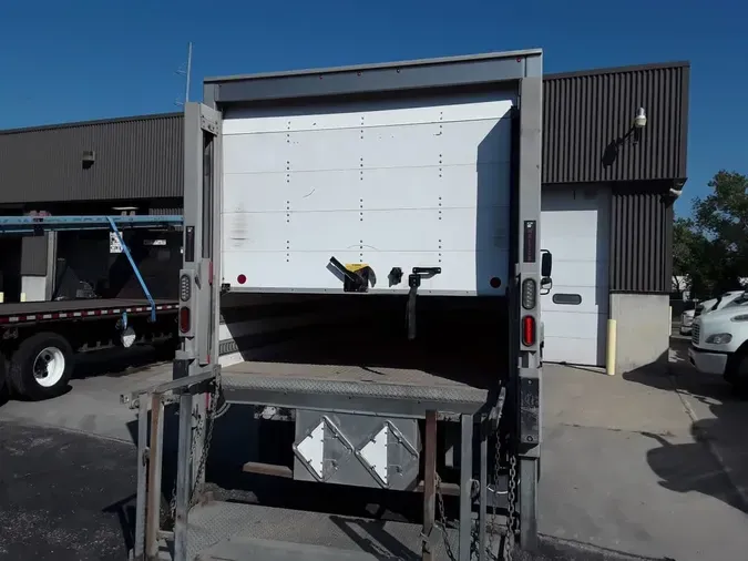 2018 FREIGHTLINER M2 106