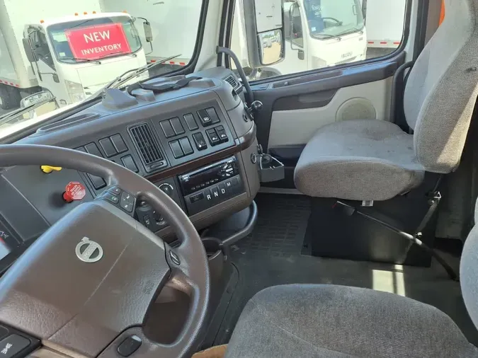 2017 VOLVO VNL42T 300