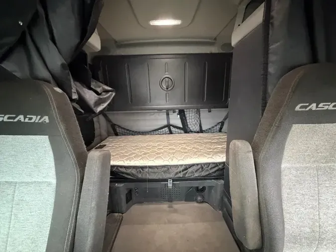 2020 FREIGHTLINER Cascadia 126a0400dbf2893227f2b4de235d07bf863