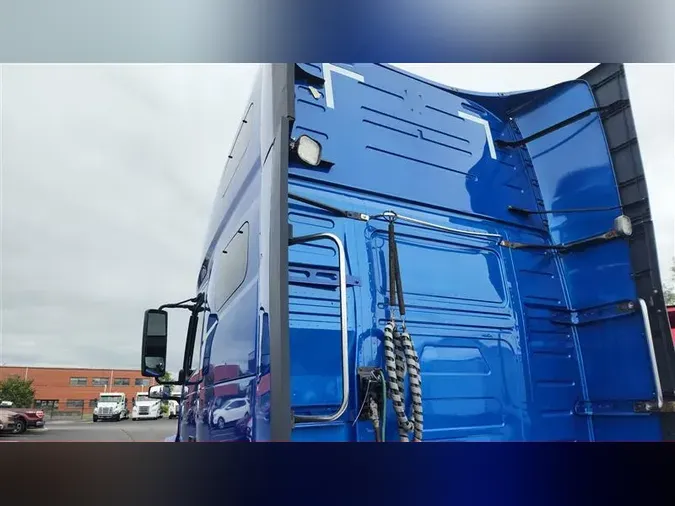 2021 VOLVO VNL760