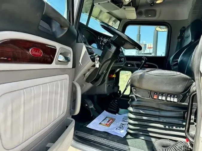 2023 Peterbilt 389