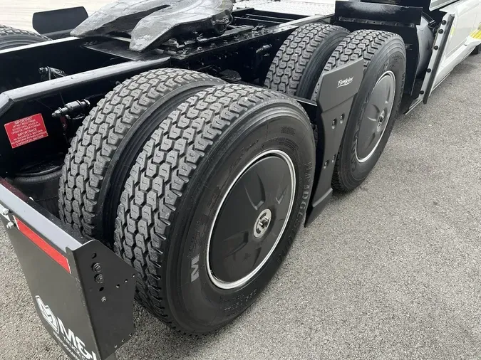 2022 VOLVO VNL64T740