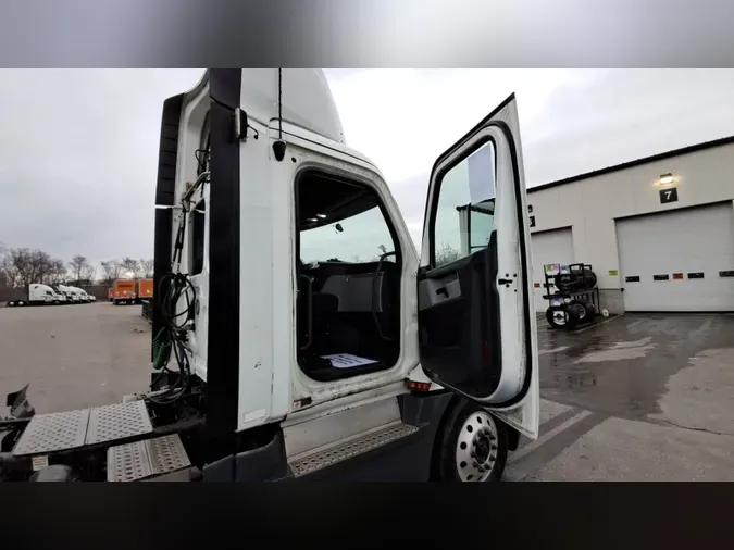 2020 Freightliner Cascadia 126