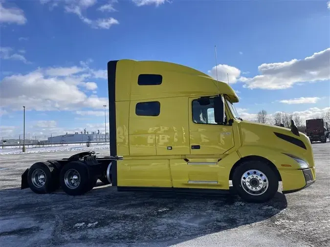 2021 VOLVO VNL64T760