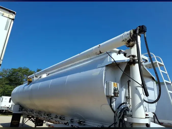 2012 UTILITY TRAILERS TANKER TRAILER
