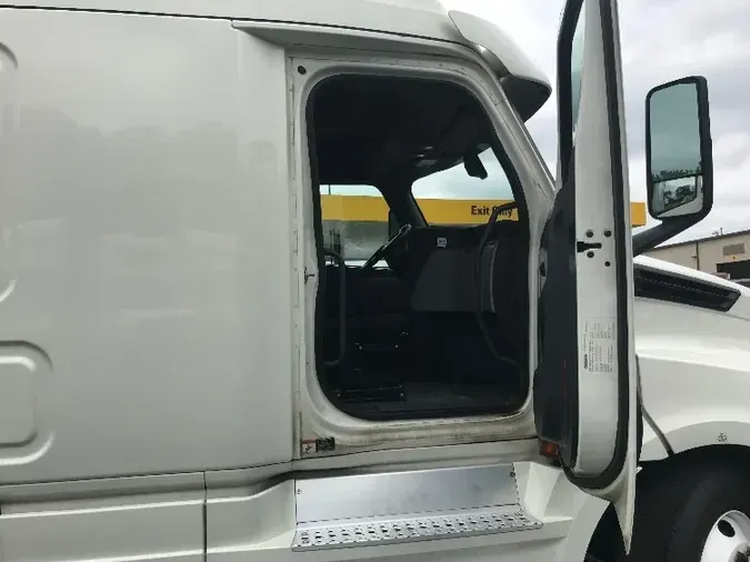 2019 Freightliner T12664ST