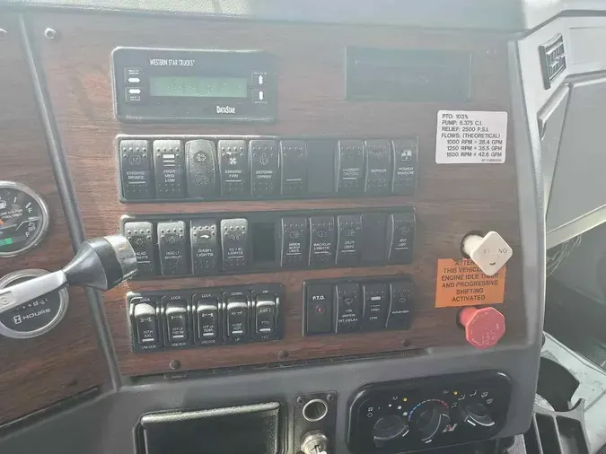 2011 WESTERN STAR 4900