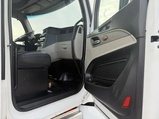 2023 Peterbilt 567