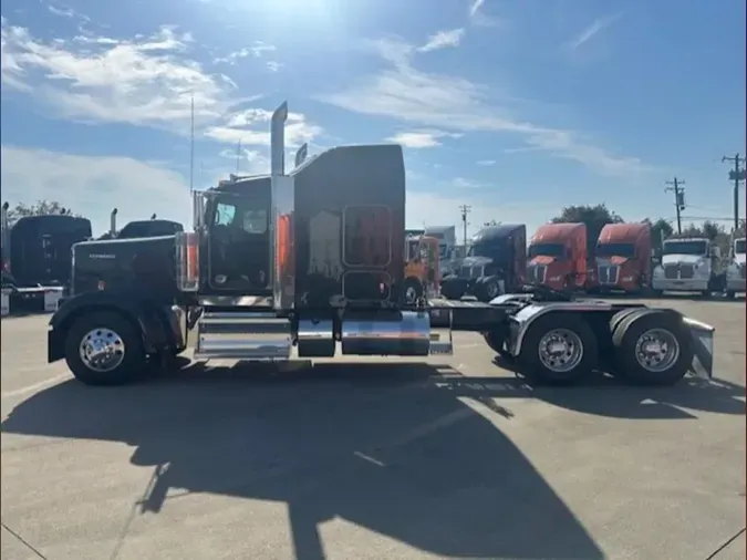 2025 Kenworth W900L