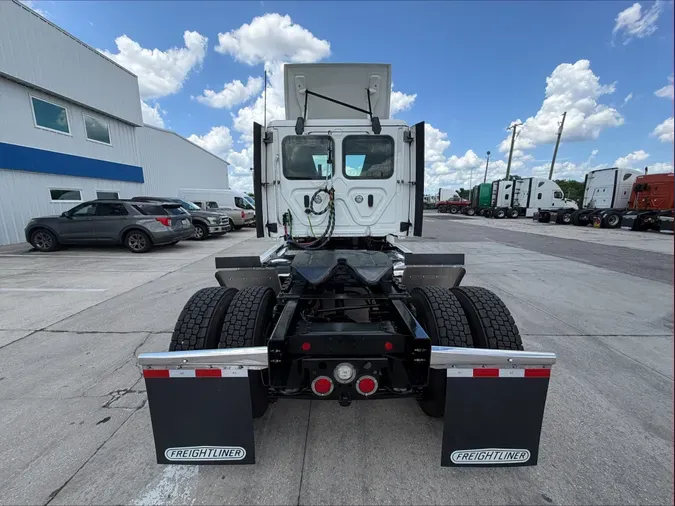 2021 Freightliner Cascadia 126