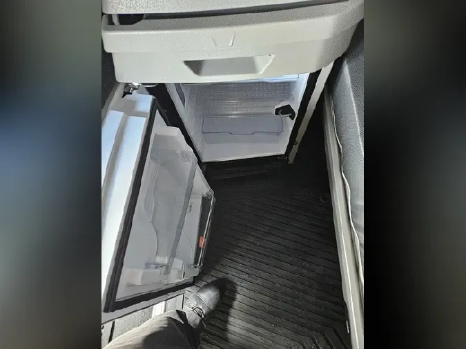 2025 VOLVO VNL64T860