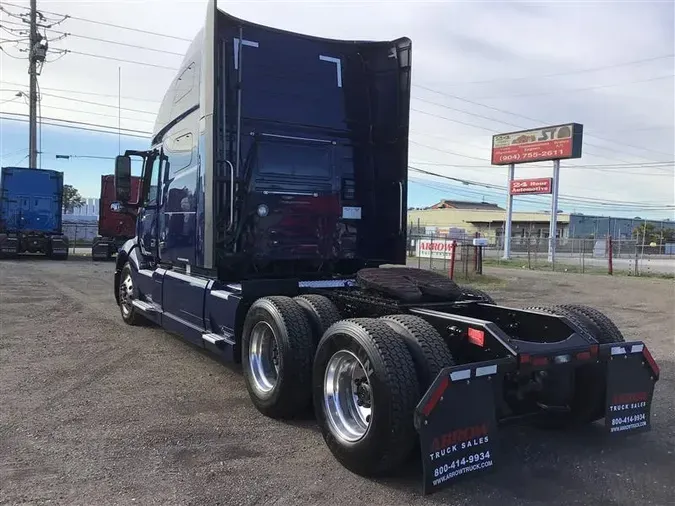 2021 VOLVO VNL760