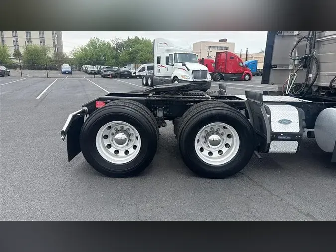 2022 VOLVO VNL860