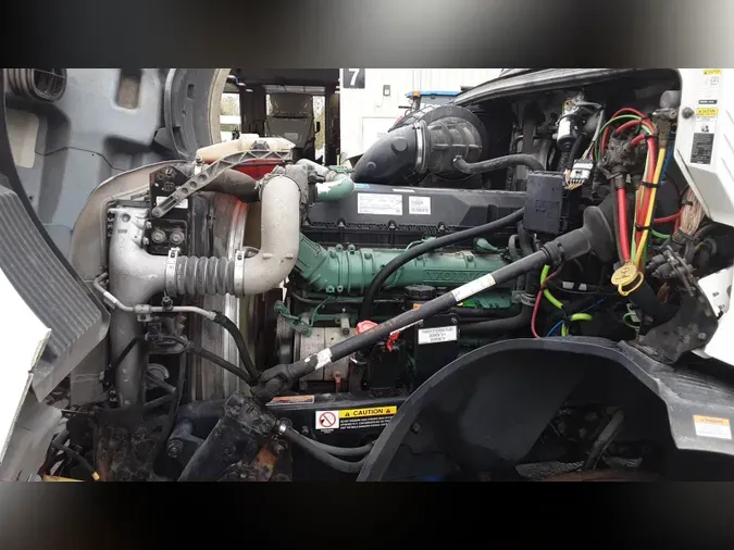 2019 Volvo VNL300