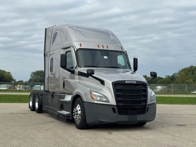 2022 FREIGHTLINER Cascadia 126