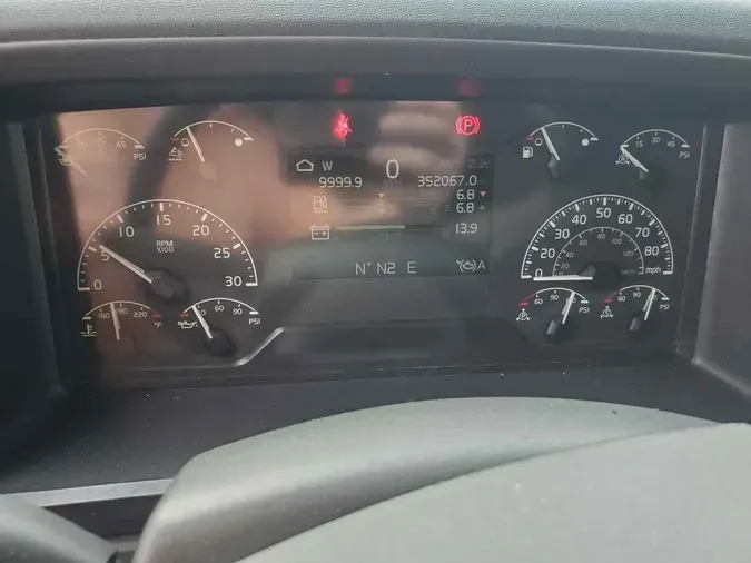 2022 VOLVO VNL64T740