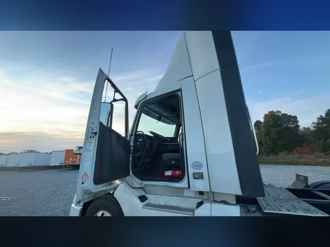 2019 Volvo VNL300