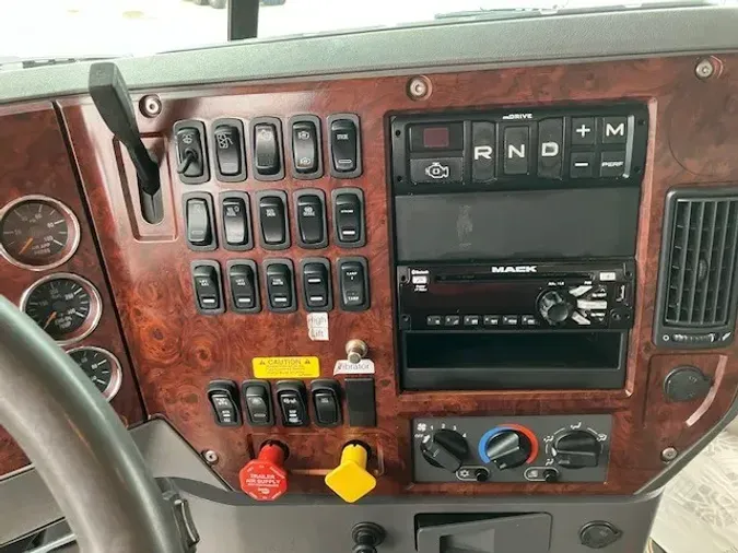2018 Mack GU800