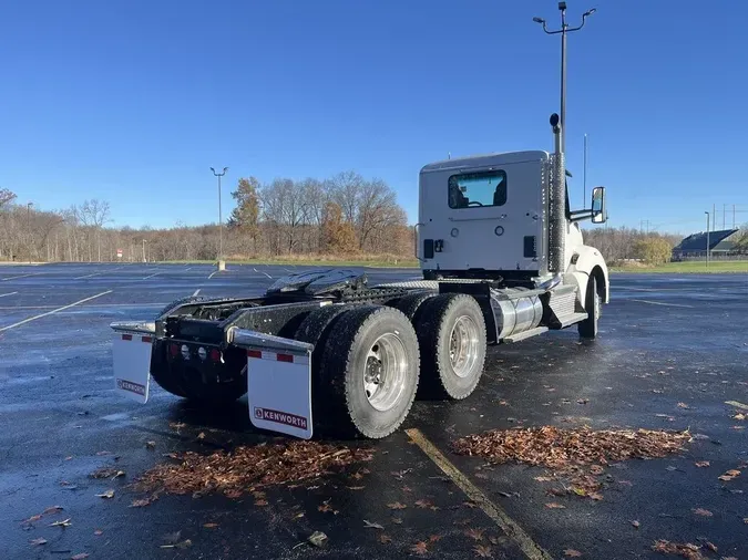 2025 Kenworth T880