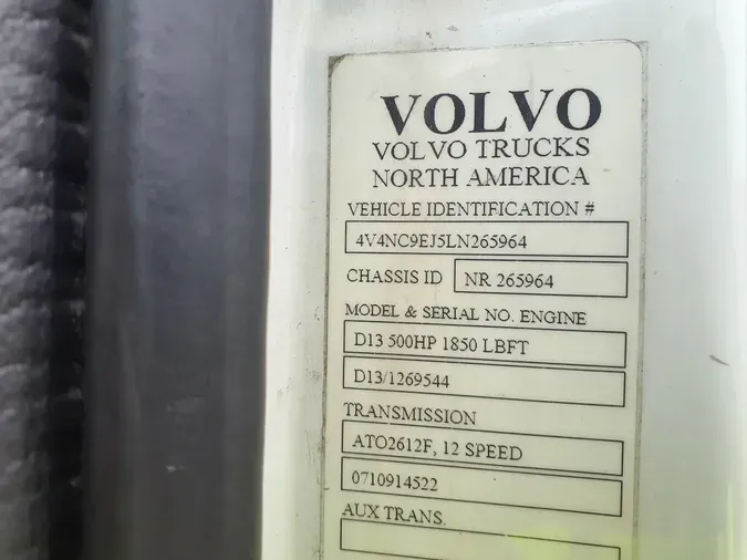2020 VOLVO VNL64T-300