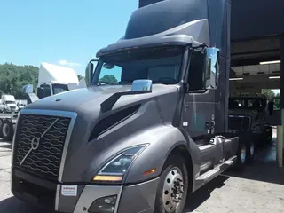 2019 VOLVO VNL64T-300