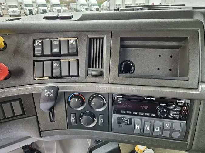 2020 VOLVO VNR64T300