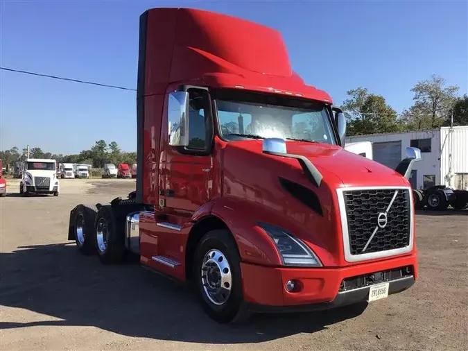 2020 VOLVO VNR300