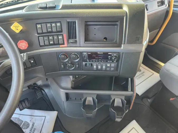 2022 VOLVO VNL64T740