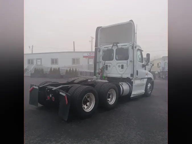 2015 FREIGHTLINER/MERCEDES CASCADIA 125