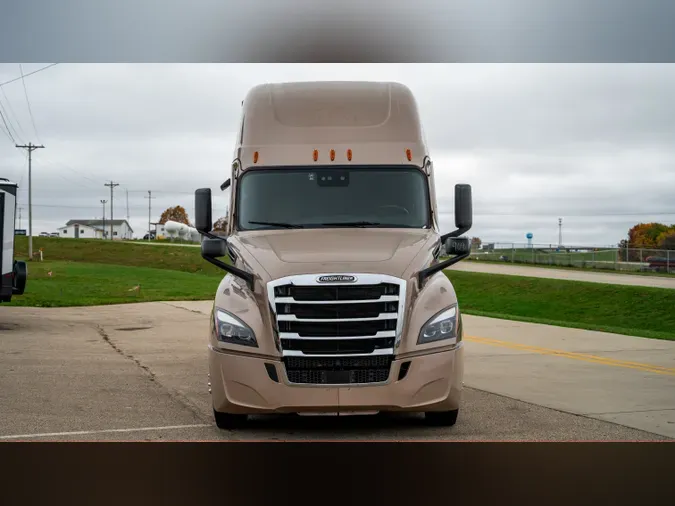 2021 FREIGHTLINER Cascadia 126