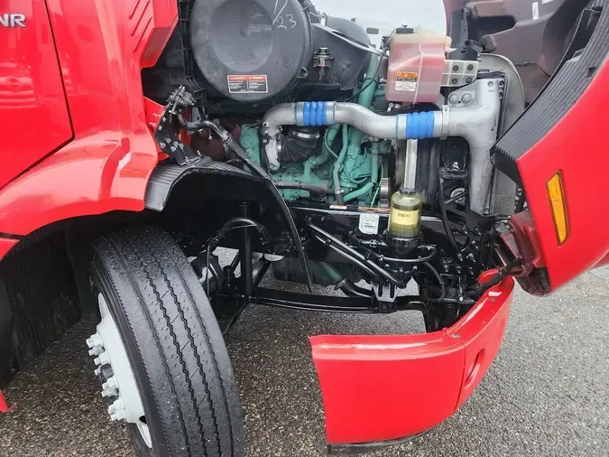 2022 VOLVO VNR64T300