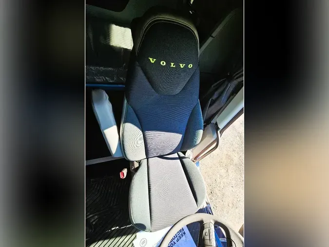 2025 VOLVO VNL64Tv04