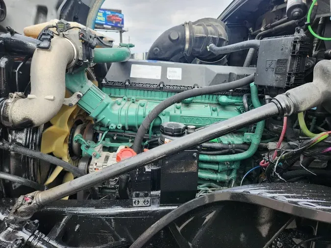2022 VOLVO VNL64T740