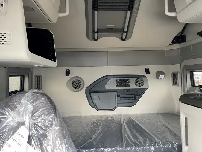 2026 VOLVO VNL64T860