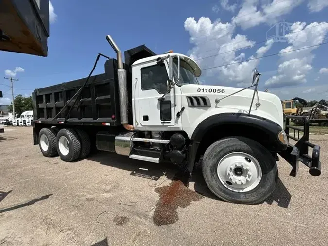 2011 MACK GRANITE GU713