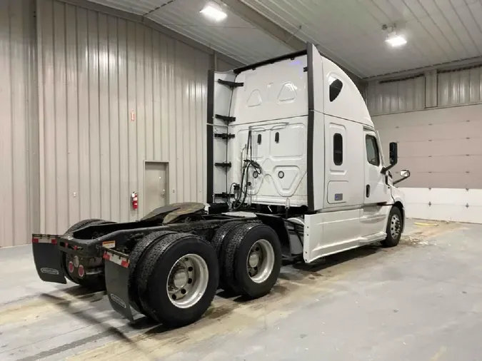 2022 FREIGHTLINER Cascadia 126a1c75f74f5479a94186e935a949be9e8