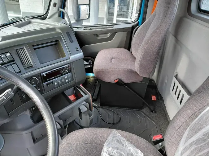 2021 VOLVO VNL64T300