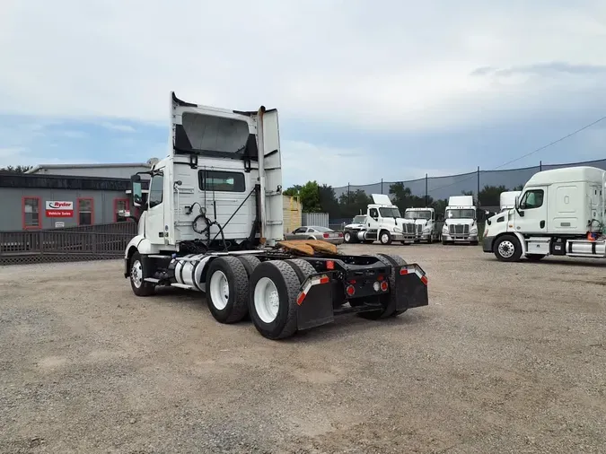 2019 VOLVO VNL64T-300