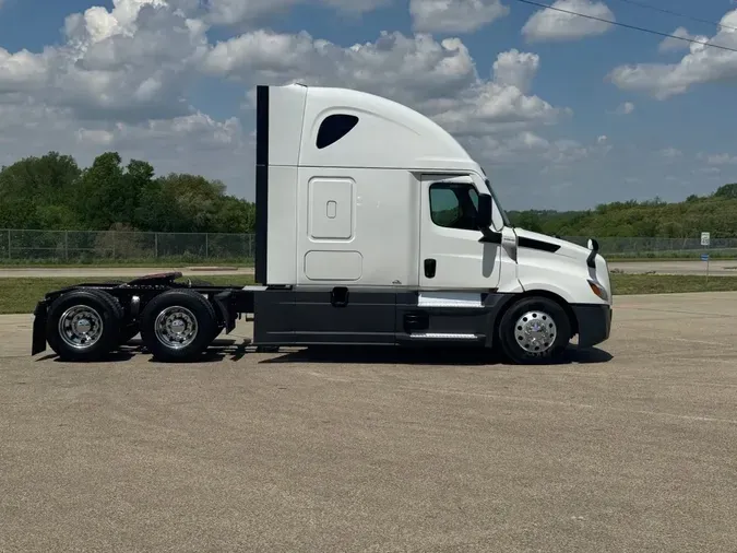 2022 FREIGHTLINER Cascadia 126