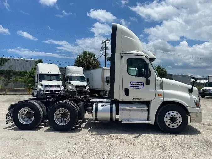 2016 Freightliner X12564ST